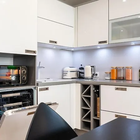 2br, Balcony, Parking Garage, Wi-fi, Next To Old Town Apartment *