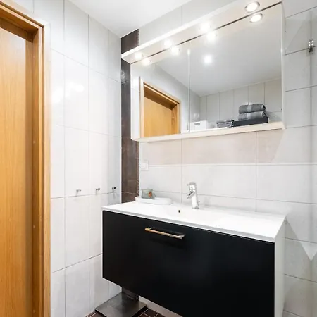 2br, Parking Included, Wi-fi, Next To Old Town Appartamento